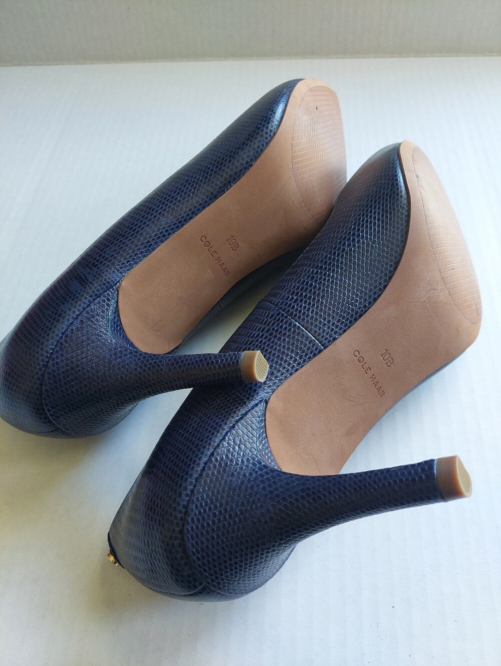 Like NEW Cole Haan High Heel Pumps Navy Blue Sz 10. ( D ) - Picture 5 of 6